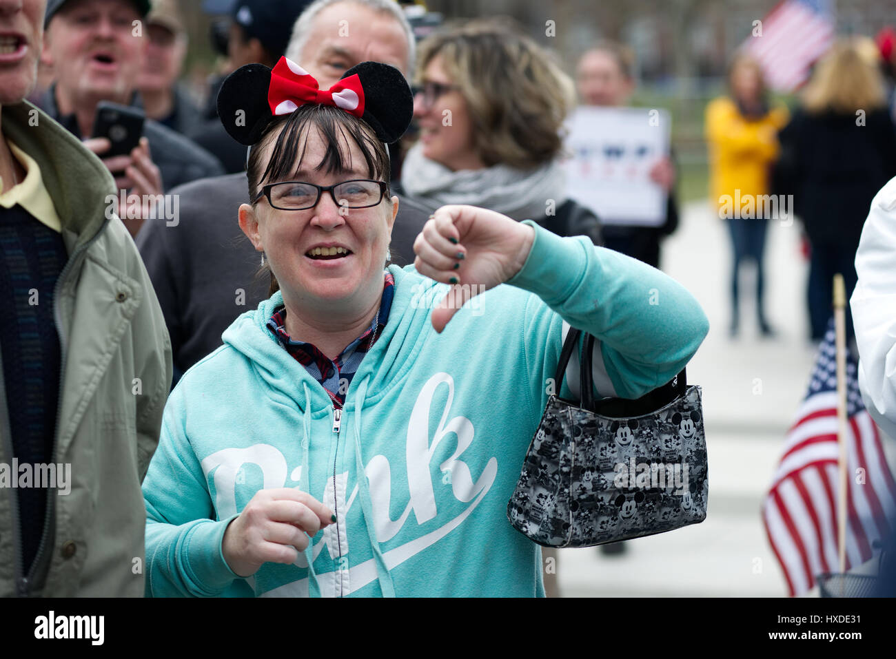 Rendere l'America grande di nuovo rally e marzo di pro-trump sostenitori è tagliato corto da un gruppo di opposte Antifa Anti-Trump manifestanti in Philadelphia, PA, Foto Stock