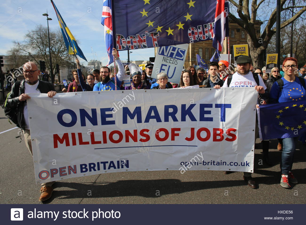 Mercato unico Anti-Brexit sostenitori marzo a Londra il Palazzo di Westminster quattro giorni prima dell'articolo 50 è implementato Foto Stock