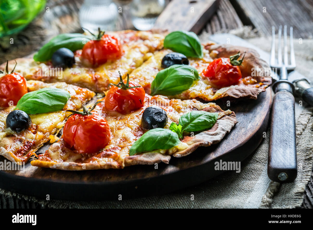 Pane appena sfornato mini pizza con pomodori, formaggio e basilico Foto Stock