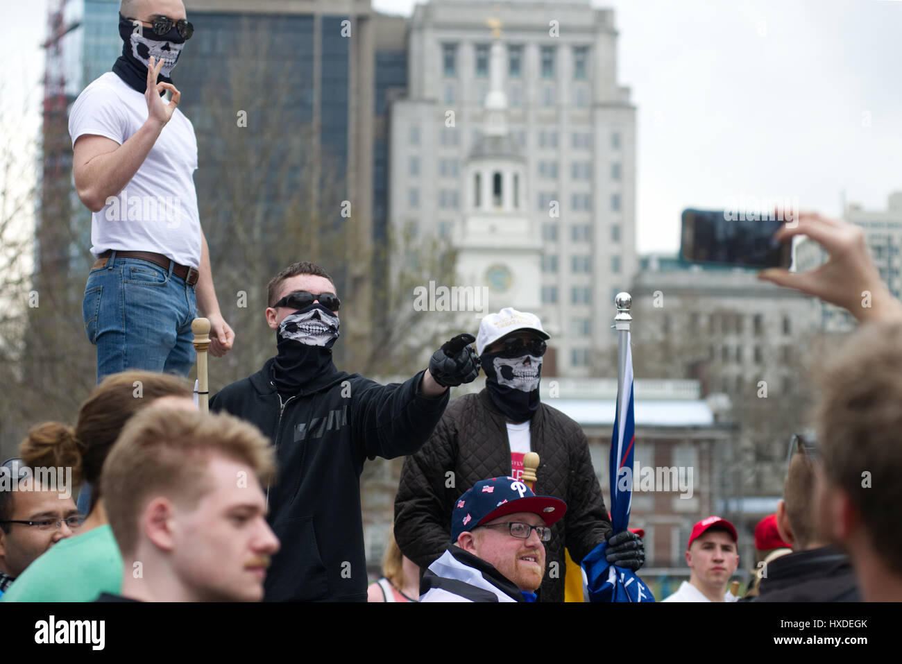 Rendere l'America grande di nuovo rally e marzo di pro-trump sostenitori è tagliato corto da un gruppo di opposte Antifa Anti-Trump manifestanti in Philadelphia, PA, Foto Stock