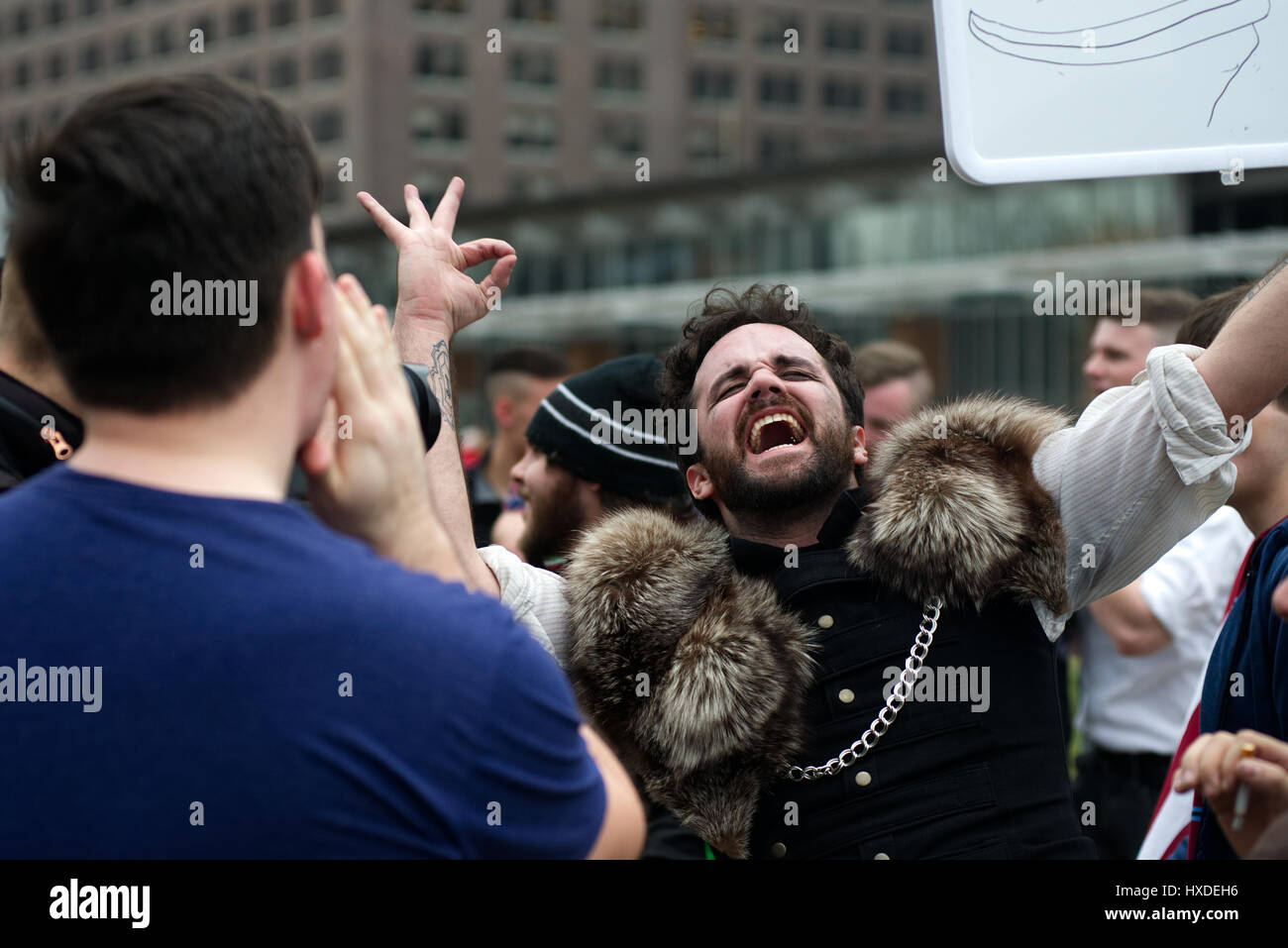 Rendere l'America grande di nuovo rally e marzo di pro-trump sostenitori è tagliato corto da un gruppo di opposte Antifa Anti-Trump manifestanti in Philadelphia, PA, Foto Stock