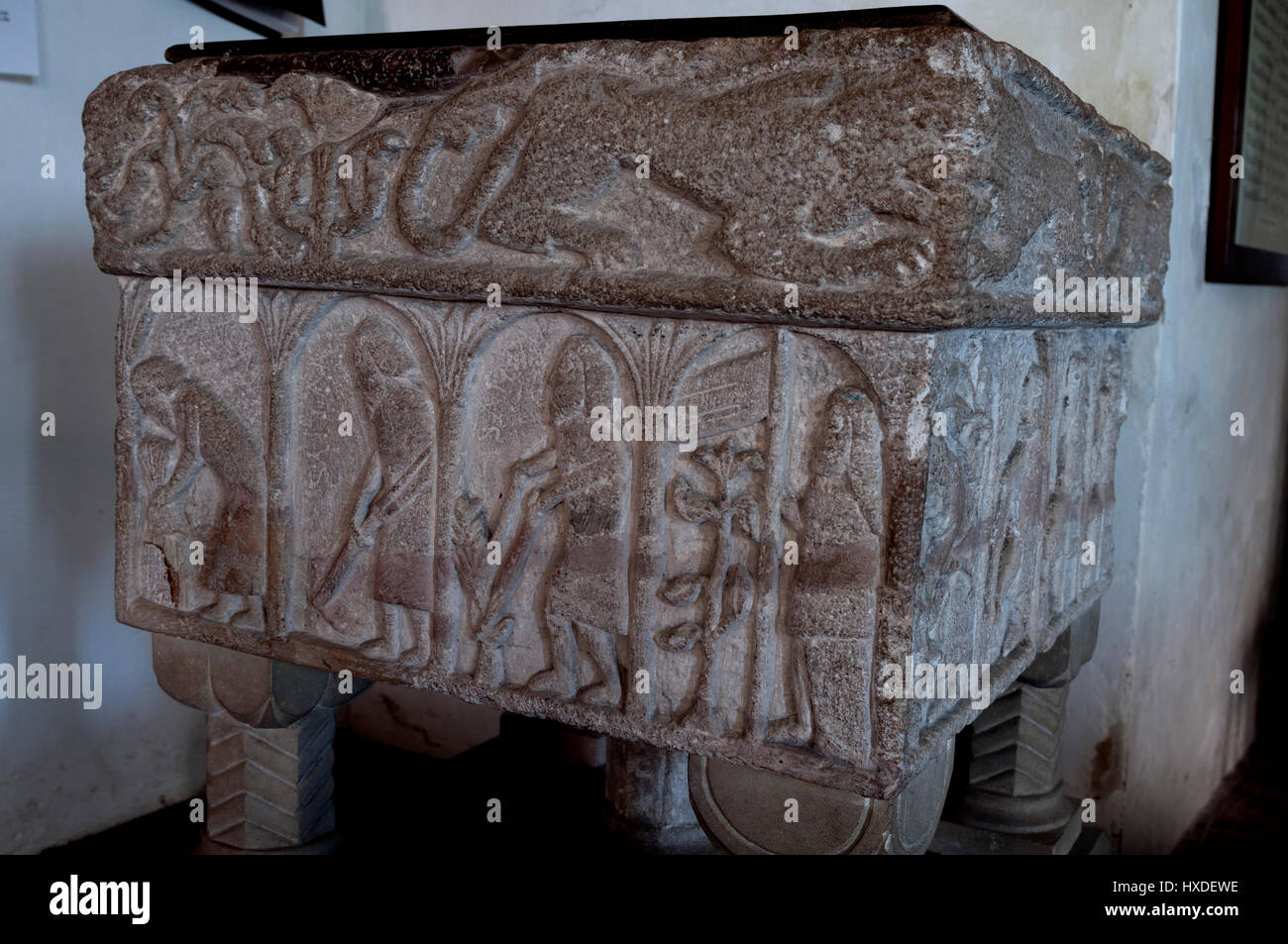 Il tipo di font nella chiesa di S. Maria, Burnham Deepdale, Norfolk, Inghilterra, Regno Unito Foto Stock