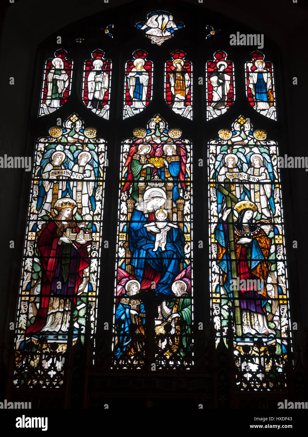 Il vetro macchiato in San Nicola, Santa Maria e San Tommaso è la Chiesa, Blakeney, Norfolk, Inghilterra, Regno Unito Foto Stock