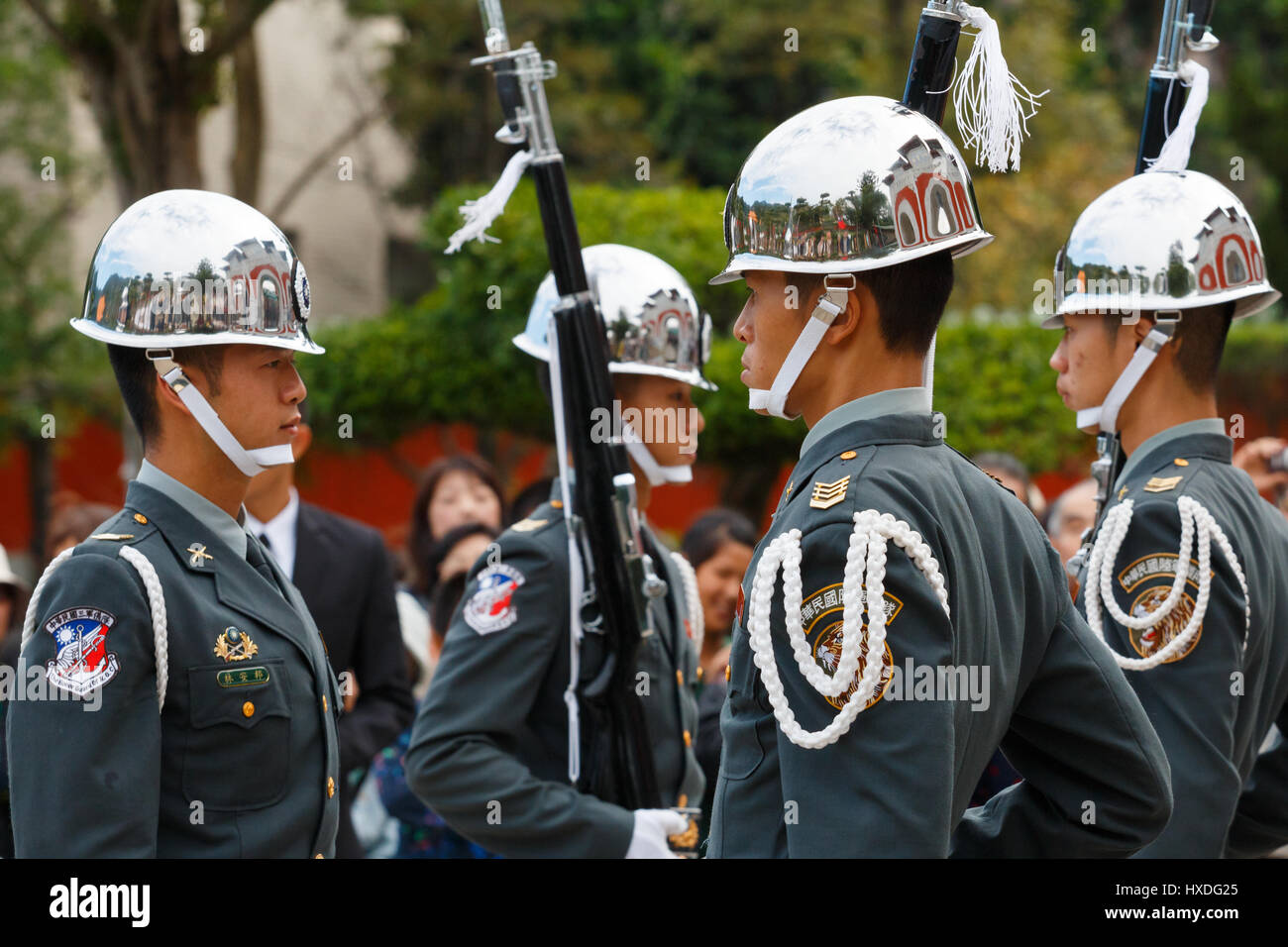 [Solo uso editoriale] Taipei, Taiwan: modifica dell'Onore le protezioni con un fucile e baionetta con tourist in background Foto Stock