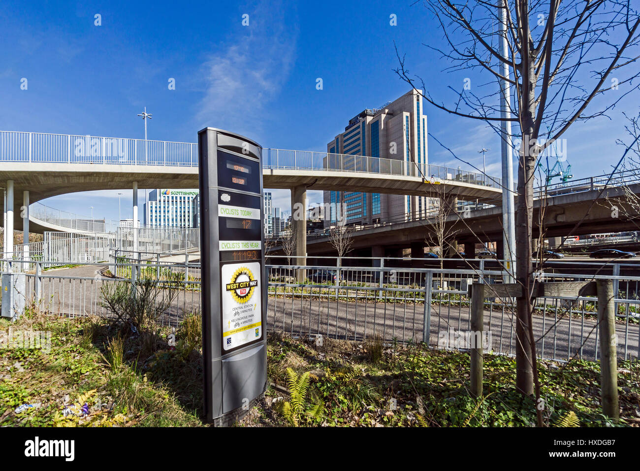 Autostrada M8 attraverso il centro di Glasgow Scotland Regno Unito con Scottish Power edificio dietro St Vincent Plaza L & Hilton Glasgow hotel R con un ponte pedonale Foto Stock