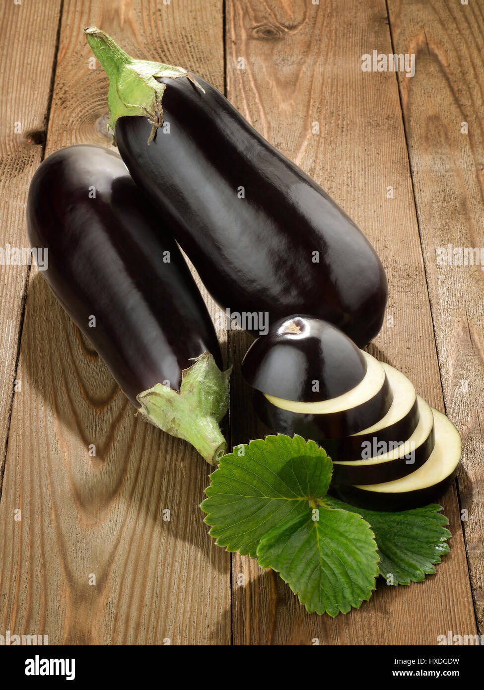 Melanzane su vecchio tavolo in legno Foto Stock
