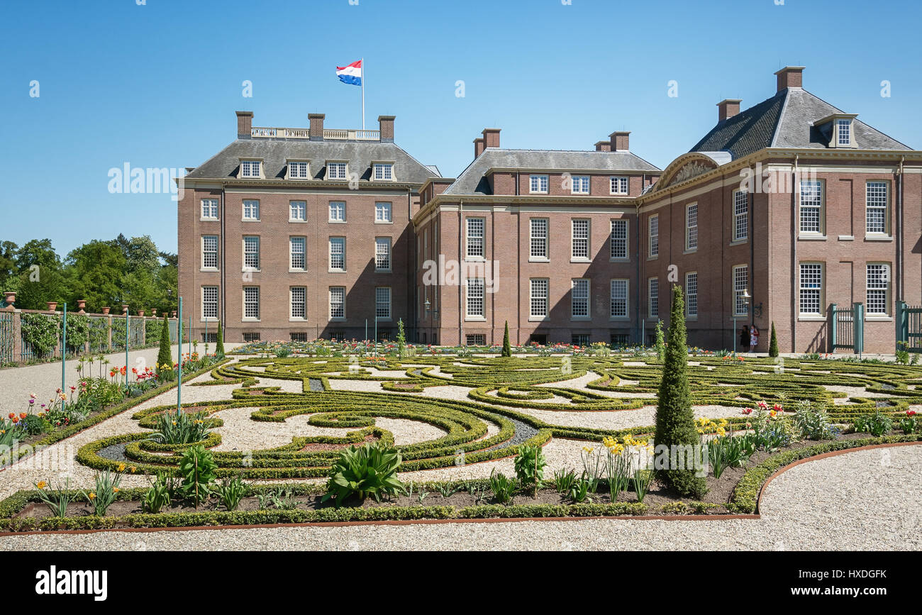 Apeldoorn, Paesi Bassi, 8 Maggio 2016: Olandese giardino barocco del Loo Palace , un ex palazzo reale e ora un museo nazionale situato nell'outsk Foto Stock