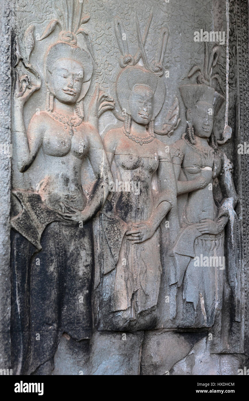 Il bassorilievo scultura di tre apsaras, Angkor Wat, Siem Reap, Cambogia Foto Stock