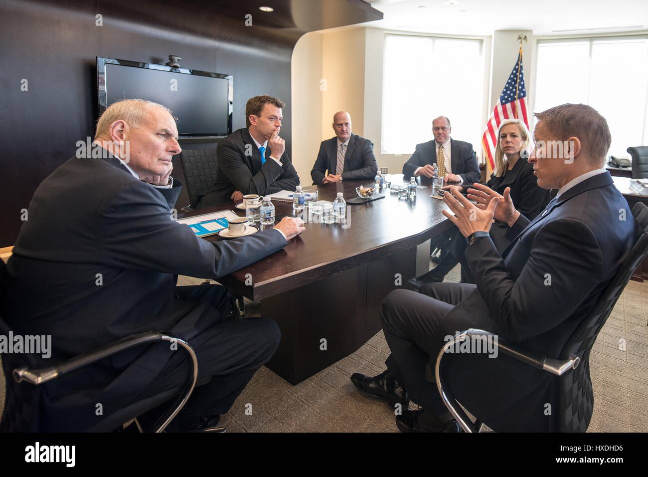 Stati Uniti Segretario di Homeland Security John Kelly, sinistra, ascolta il ghiaccio direttore Thomas Homan, destra, durante un incontro con il senior leadership all immigrazione e dogana sede di esecuzione Marzo 22, 2017 a Washington D.C. Foto Stock