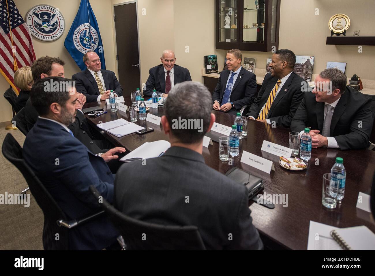 Stati Uniti Segretario di Homeland Security John Kelly, centro, ascolta il ghiaccio direttore Thomas Homan, destra, durante un incontro con il senior leadership all immigrazione e dogana sede di esecuzione Marzo 22, 2017 a Washington D.C. Foto Stock