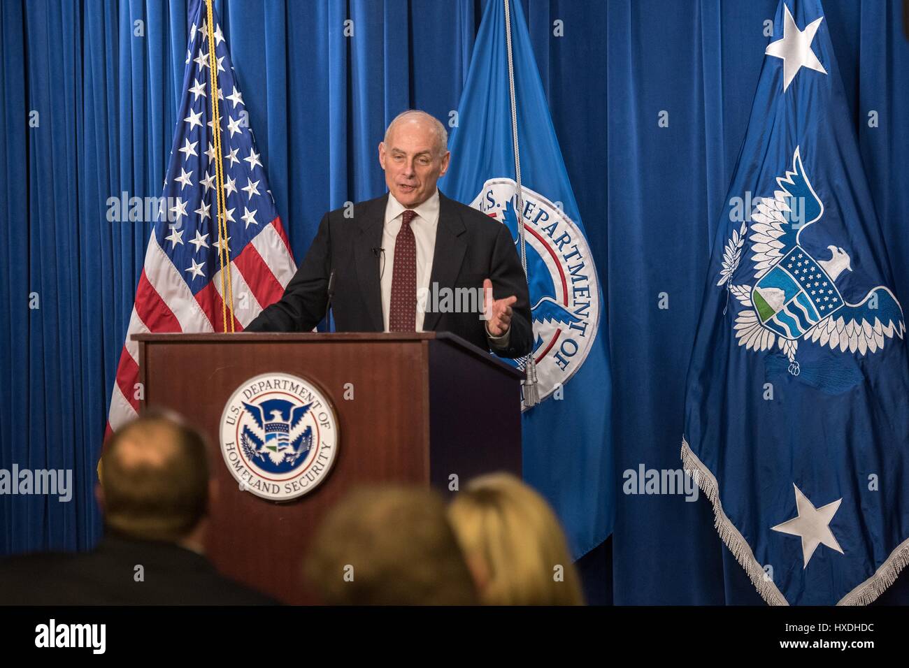 Stati Uniti Segretario di Homeland Security John Kelly parla ai lavoratori dipendenti durante un municipio incontro di immigrazione e dogana sede di esecuzione Marzo 22, 2017 a Washington D.C. Foto Stock