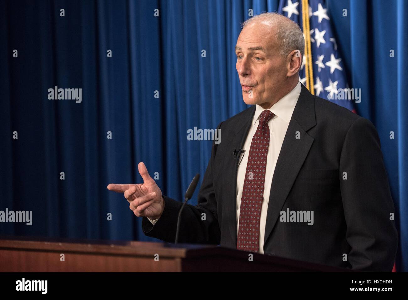 Stati Uniti Segretario di Homeland Security John Kelly parla ai lavoratori dipendenti durante un municipio incontro di immigrazione e dogana sede di esecuzione Marzo 22, 2017 a Washington D.C. Foto Stock