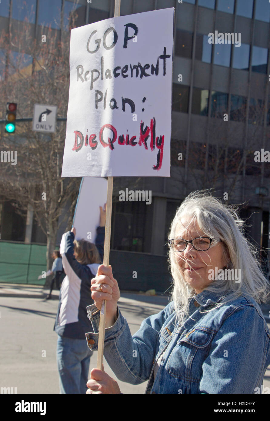Asheville, North Carolina, Stati Uniti d'America - 25 Febbraio 2017: Senior attivista femmina a un conveniente cura atto rally tiene un cartello che diceva "GOP piano di sostituzione: Foto Stock