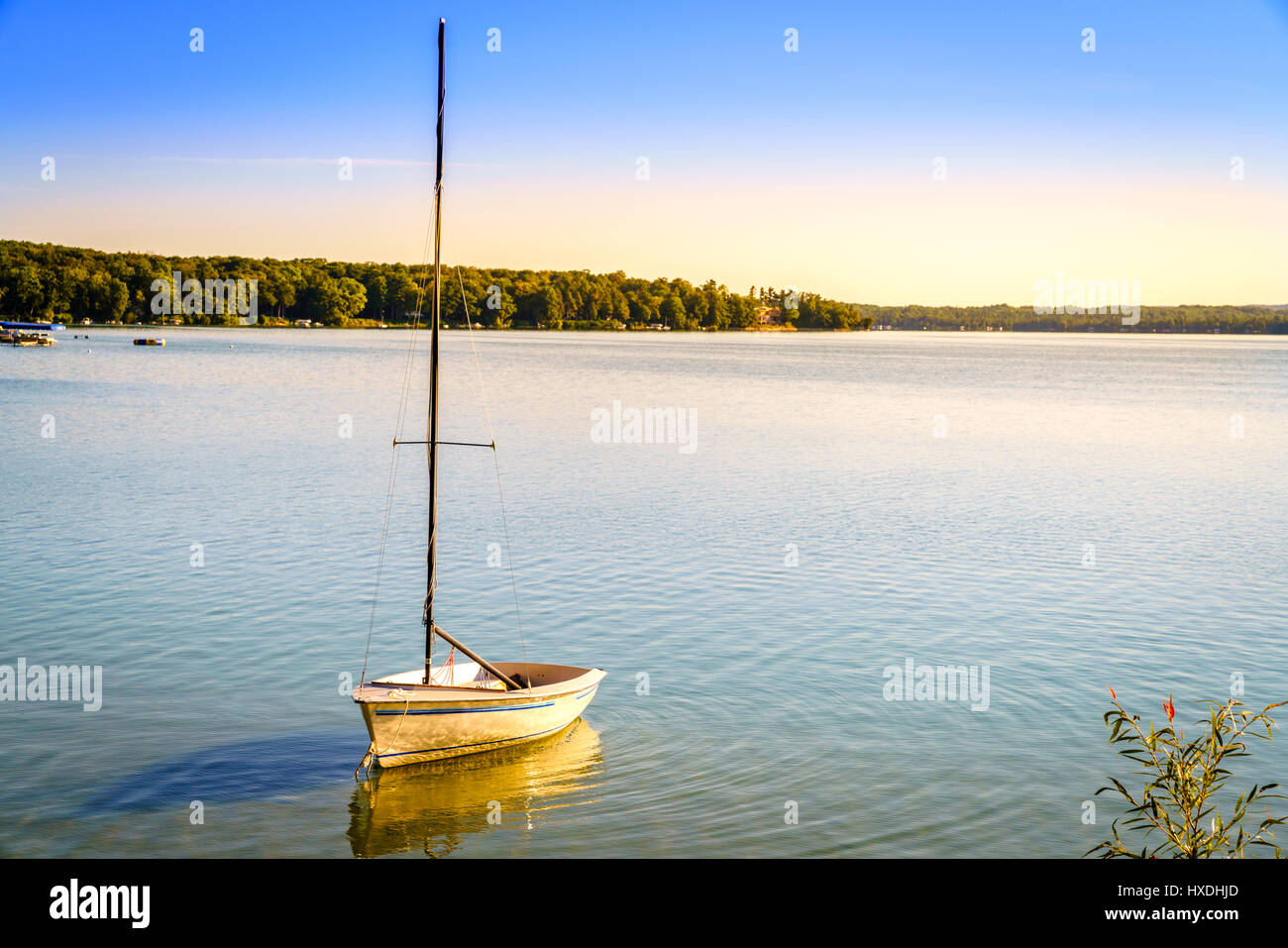 Mattinata tranquilla sul lago Leelanau in Leland, Michigan Foto Stock