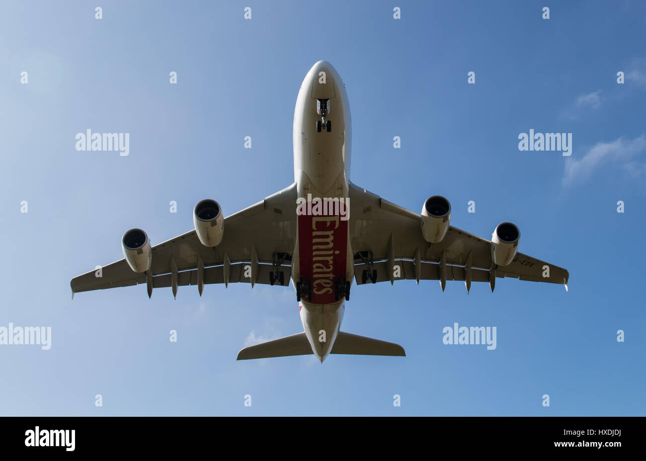 Un ampio angolo di ripresa di un Airbus A380 superjumbo basso overhead. Il velivolo è l'atterraggio all'Aeroporto di Manchester in un luminoso cielo blu. Foto Stock