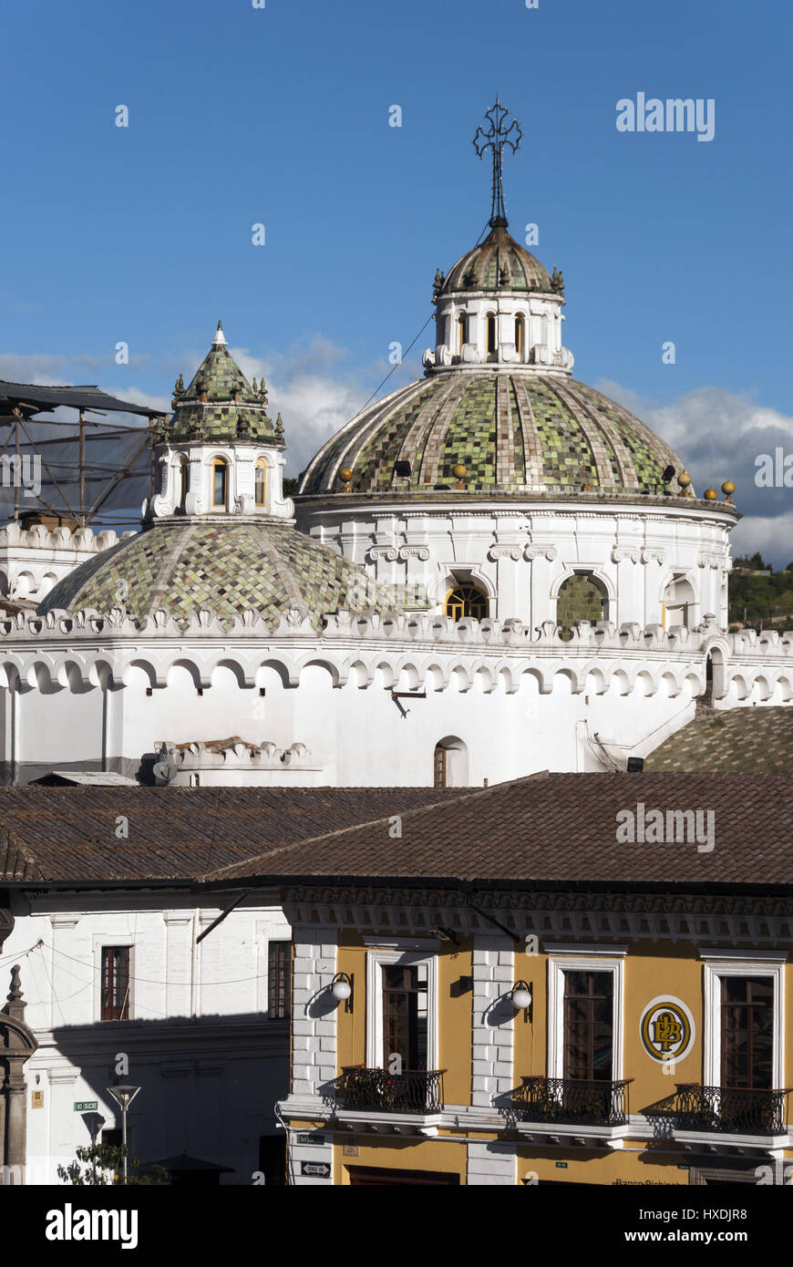 Equador Quito, la Iglesia de La Compania de Jesus chiesa, a cupola da Plaza San Francisco Foto Stock