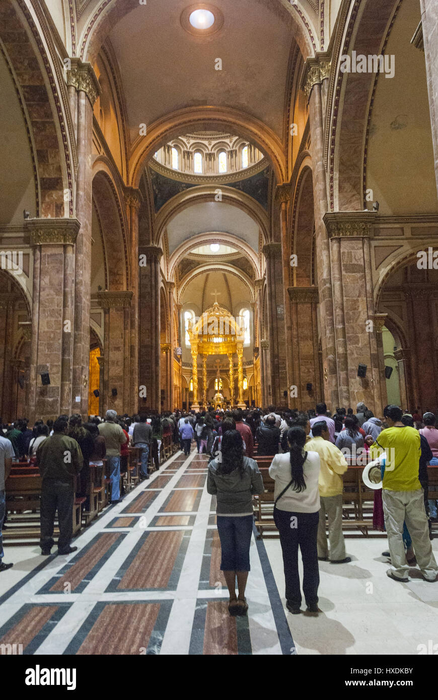 Ecuador Cuenca, Parque Calderon park, nuova cattedrale, navata con adoratori Foto Stock