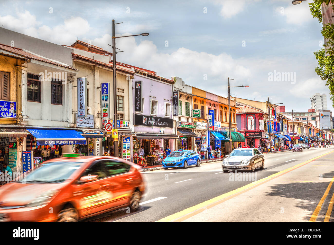 SINGAPORE - MARZO 24, 2015: vecchie botteghe vintage lungo vibrante Little India di Singapore. L'etnico indiano quartiere era una volta importanti per il rais Foto Stock