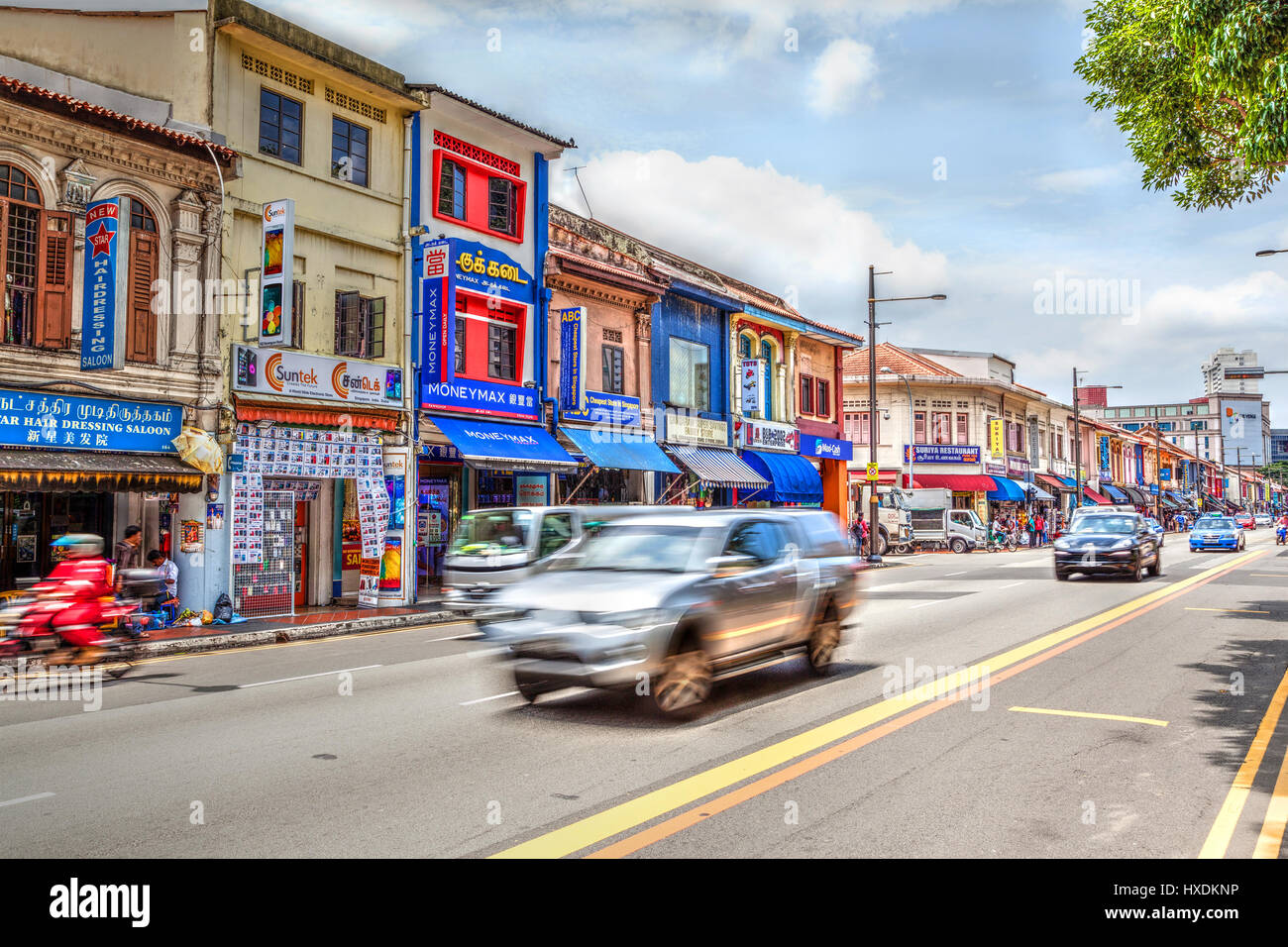 SINGAPORE - MARZO 24, 2015: vecchie botteghe vintage lungo vibrante Little India di Singapore. L'etnico indiano quartiere era una volta importanti per il rais Foto Stock