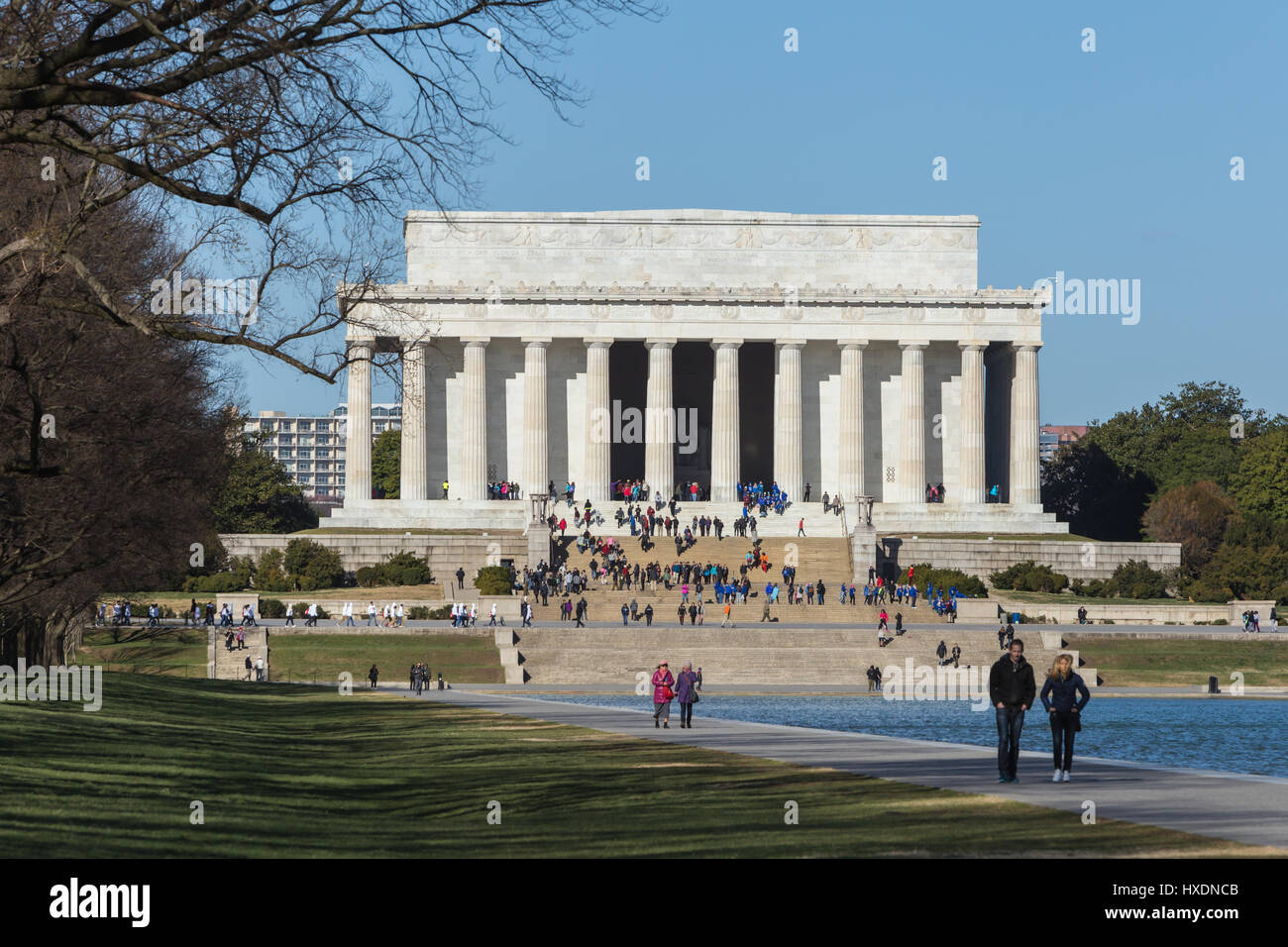 La gente visita il Lincoln Memorial su una giornata di primavera a Washington, DC. Foto Stock