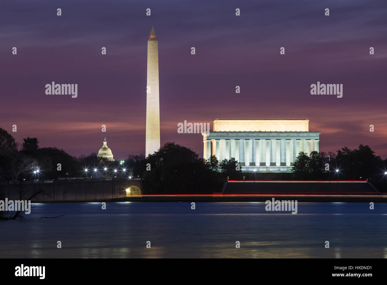 Il Lincoln Memorial, il Monumento a Washington e il Campidoglio US edificio adagiato contro un viola / cielo magenta durante la mattina del crepuscolo in Washington, DC. Foto Stock