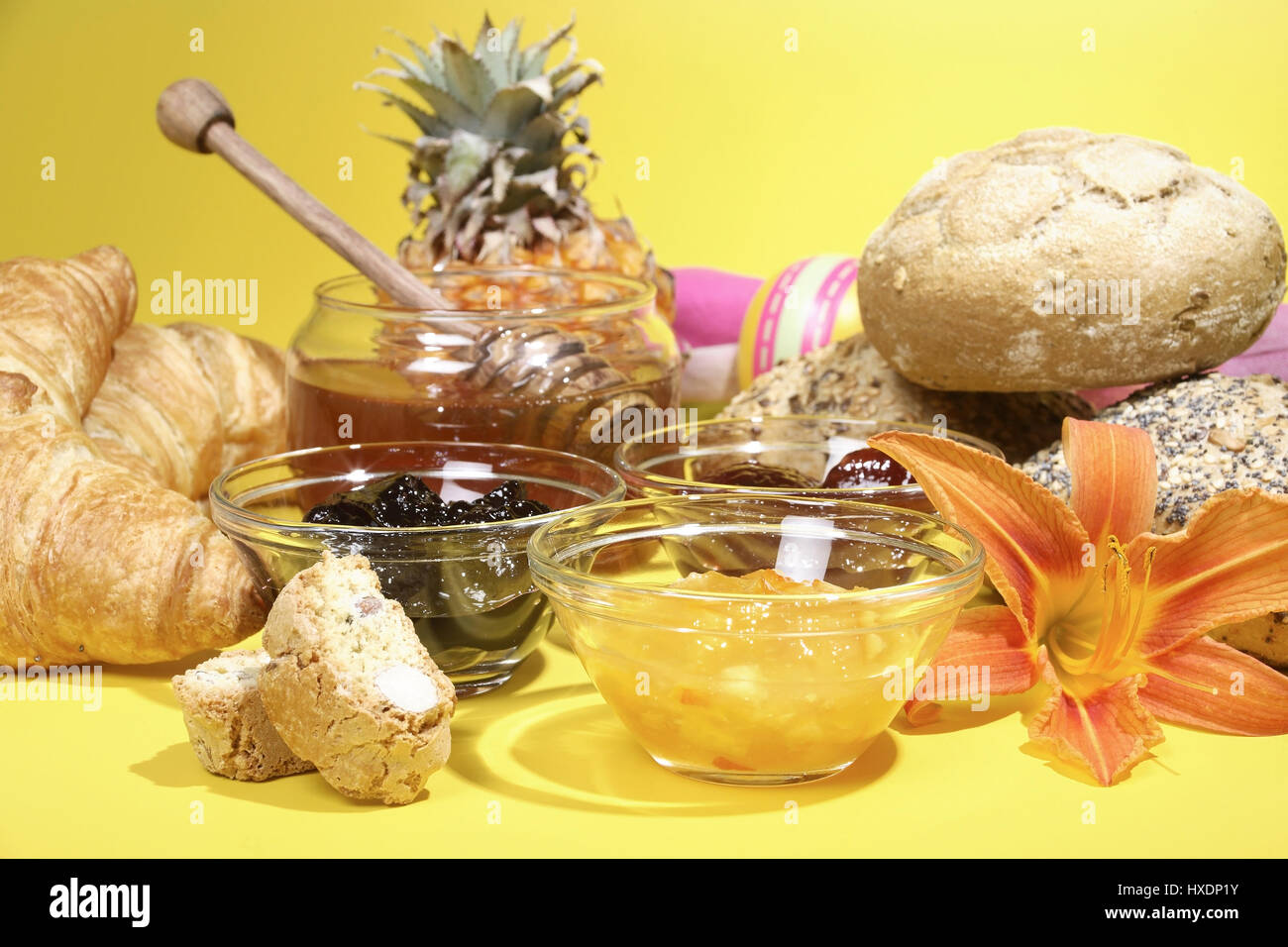 La prima colazione con miele e marmellata, Fruehstueck mit Honig und marmellata Foto Stock