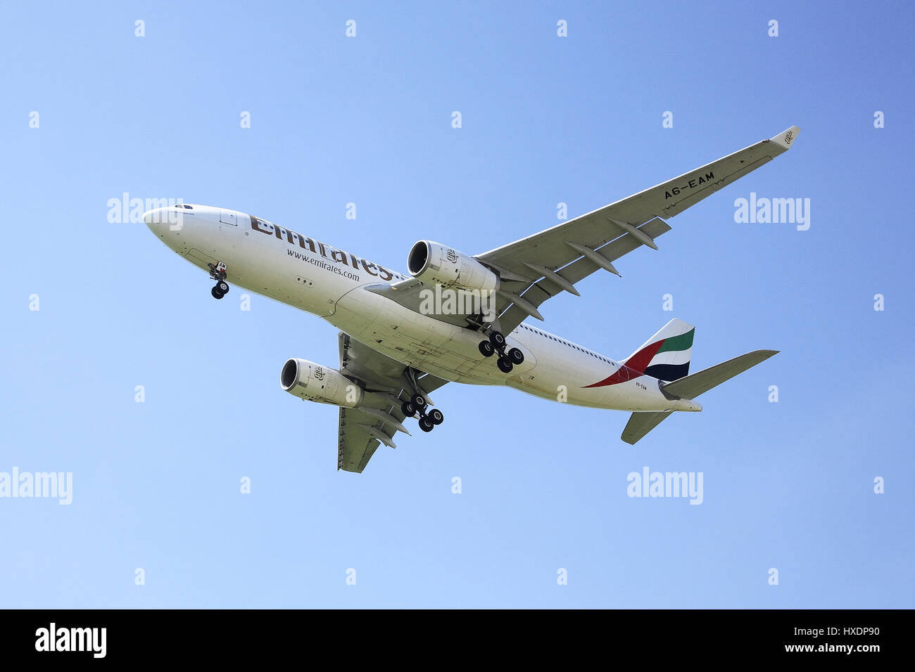 Aria di camicia emirato nella terra del volo, Passagierflugzeug von Emirates im Landeanflug Foto Stock