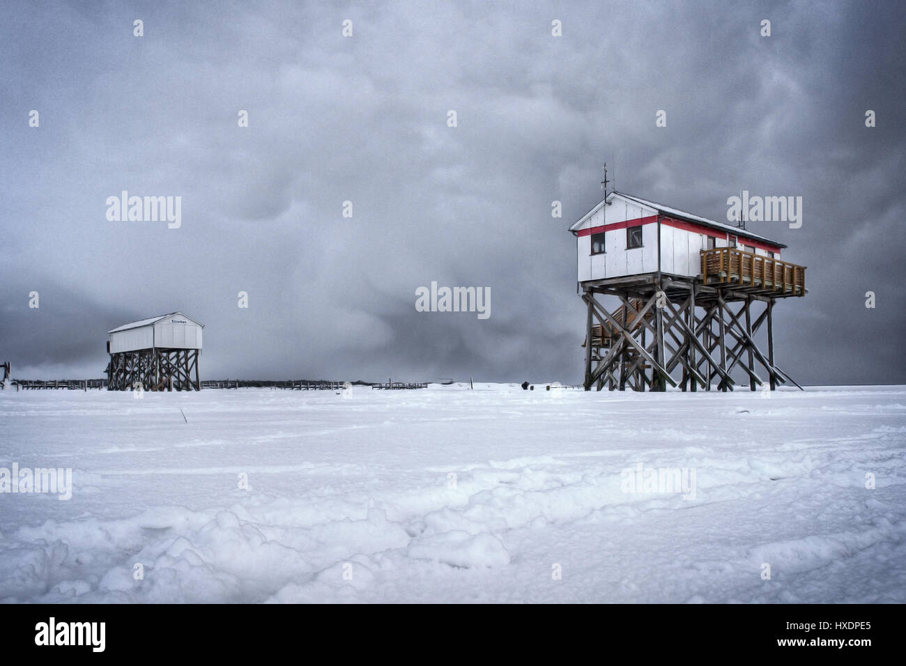 Case di post in inverno sulla spiaggia di Saint Peter-Ording, palafitte durante gli inverni sulla spiaggia di Saint Peter-Ording |, Pfahlhäuser im inverno Foto Stock