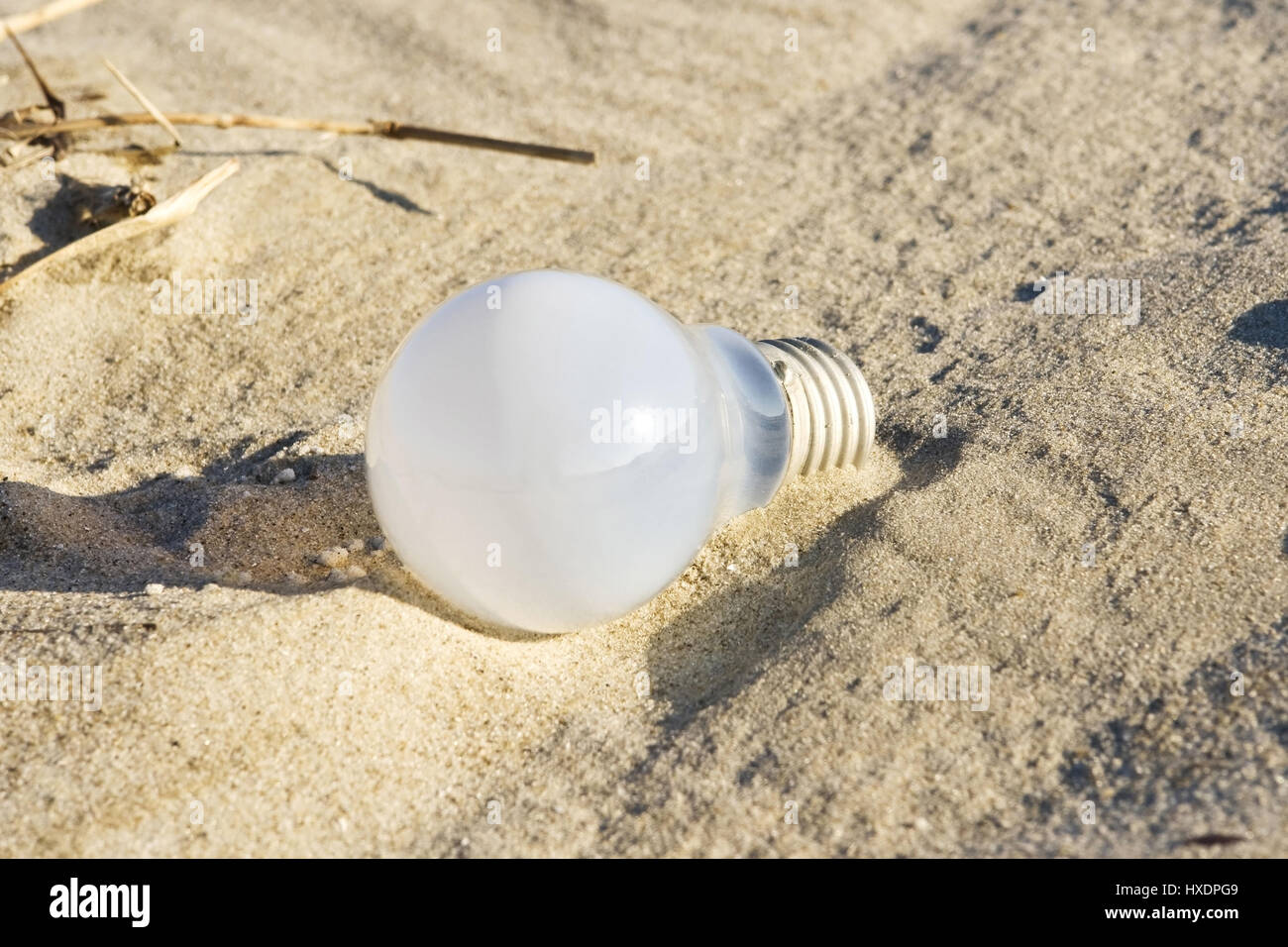 Vecchia lampadina della luce su una spiaggia dal Mare del Nord, la vecchia lampadina della luce su una spiaggia del Mare del Nord |, Alte Gl'hbirne un einem Strand an der Nordsee |antica luce bul Foto Stock