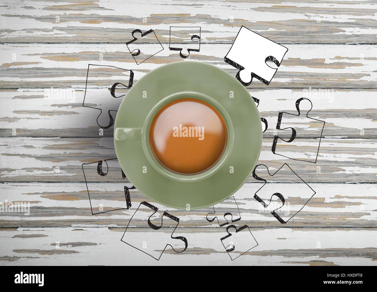 Composito Digitale del 3D Cup con pezzi di puzzle disegni contro il legno Foto Stock