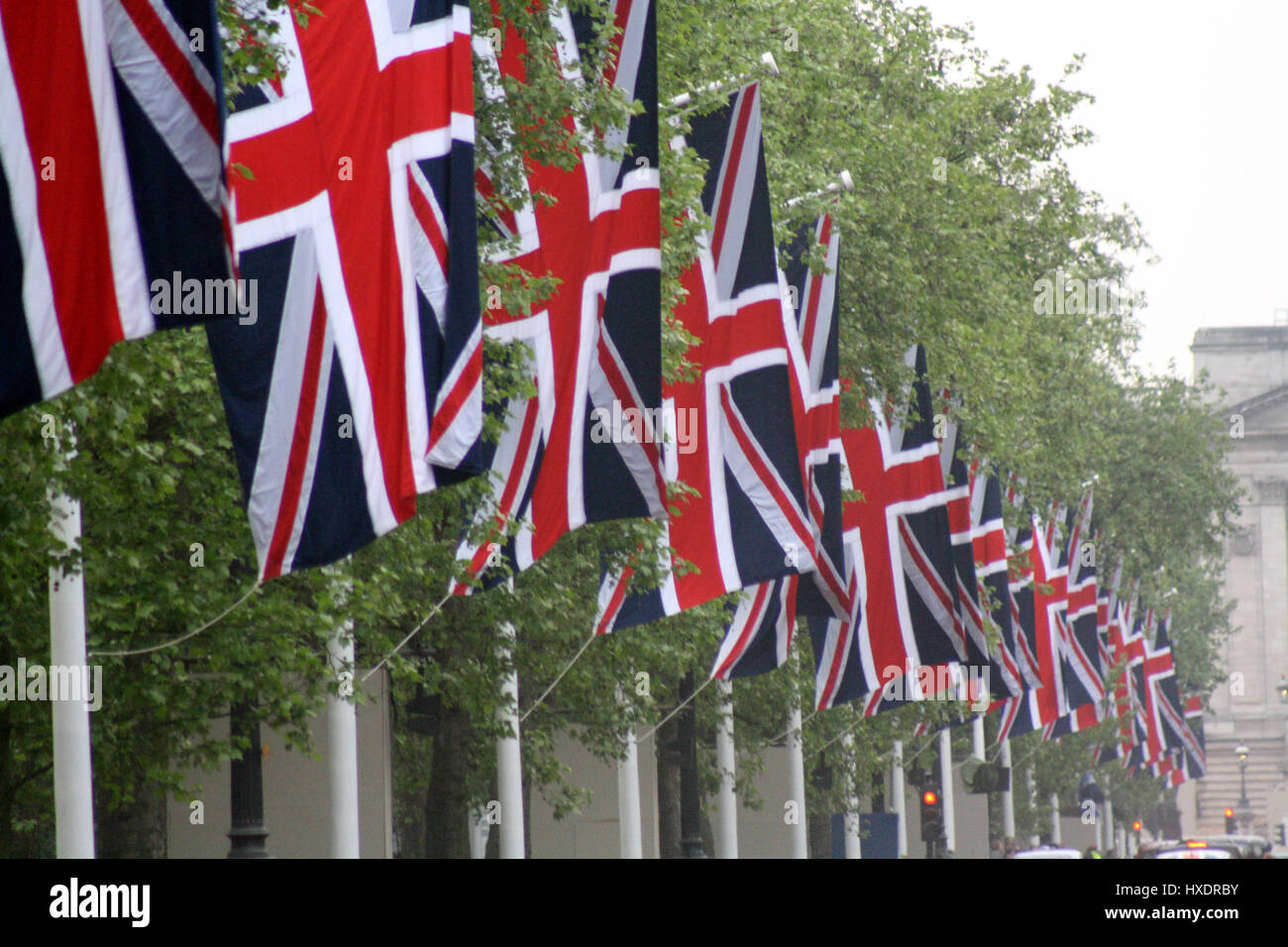 Unione bandiere LINEA IL MALL ROYAL WEDDING PREPARAZIONE 28 aprile 2011 THE MALL London Inghilterra England Foto Stock