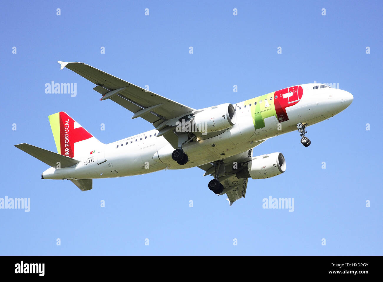Aria camicia del Portogallo tocca nella terra del volo, Passagierflugzeug von TAP Portugal im Landeanflug Foto Stock