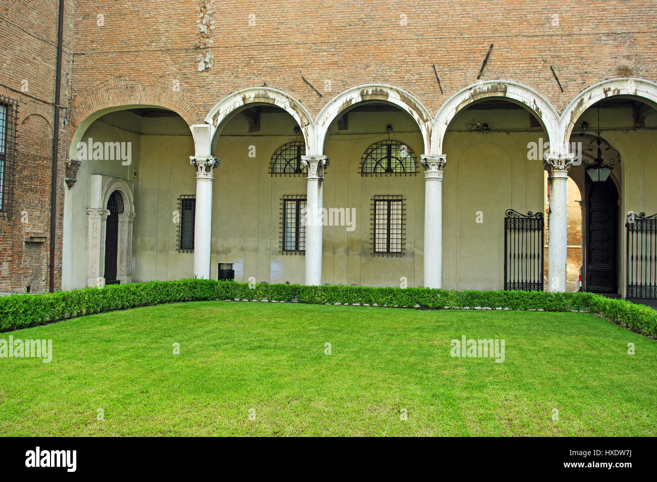 Retro Cortile, arco, Palazzo dei Diamanti, (Palazzo dei Diamanti), Ferrara, Italia Foto Stock