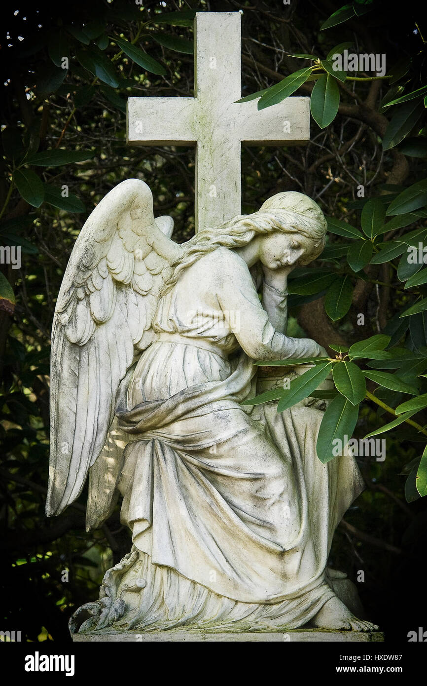 Statua con una croce sul cimitero Ohlsdorfer ad Amburgo, statua con una croce sul villaggio Ohls cimitero in Amburgo |, Statua Mit einem Kreuz auf d Foto Stock