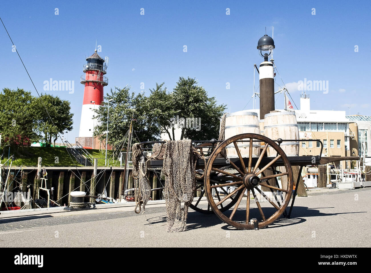 Età dei carrelli in legno nel porto, Alter Holzkarren im Hafen Foto Stock