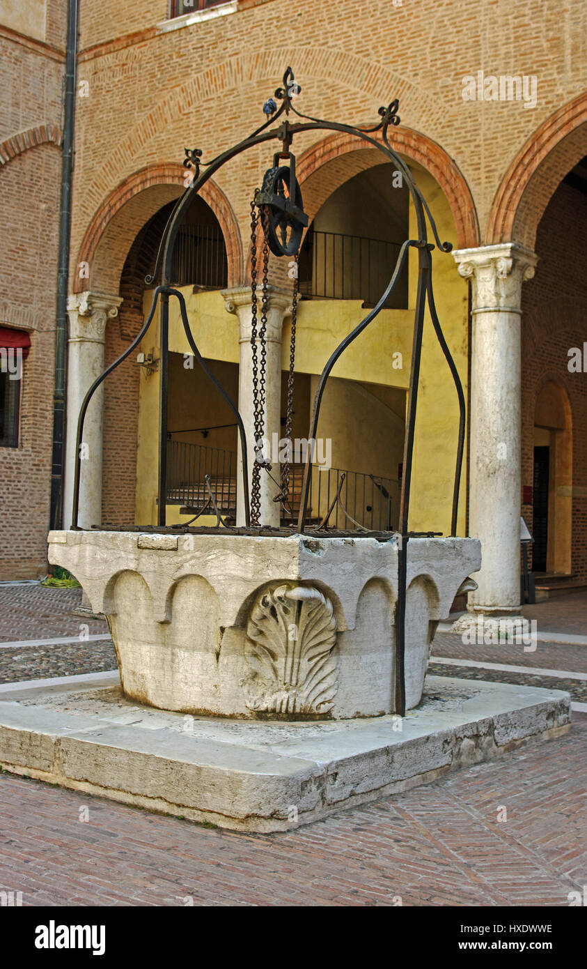 Cortile e pozzo di acqua, il Castello di Ferrara, Italia Foto Stock