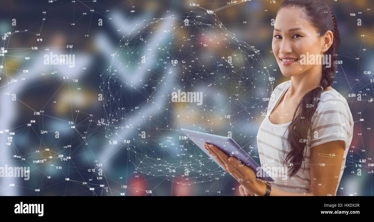 Composito Digitale della donna con la compressa contro la città di notte con connettori Foto Stock