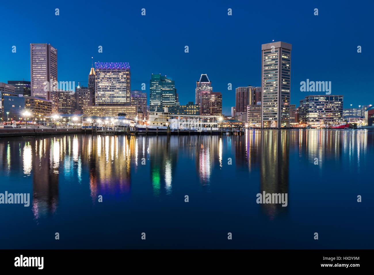 Baltimora skyline di notte dalla riflessione di Porto Interno Foto Stock