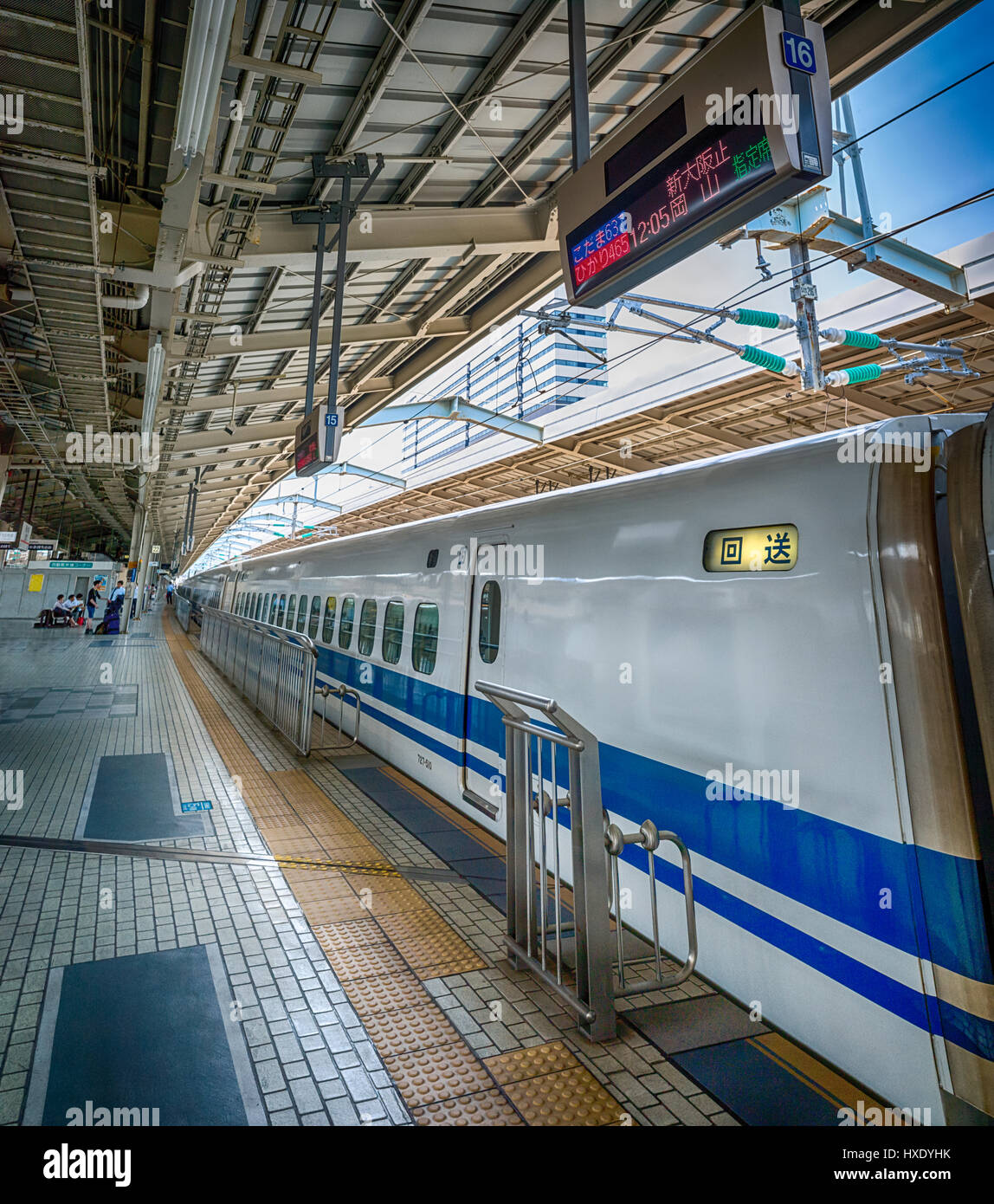 Il treno Shinkansen giapponese presso la piattaforma, Osaka, Giappone. Foto Stock