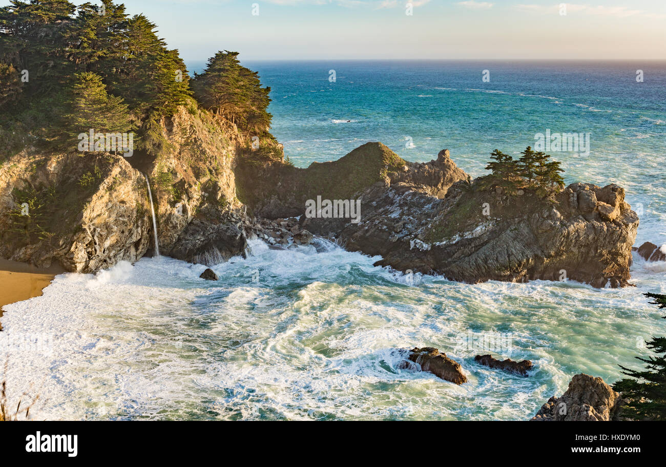 McWay Cade vicino a Big Sur in California in Julia PFEIFFER Membro Park Foto Stock