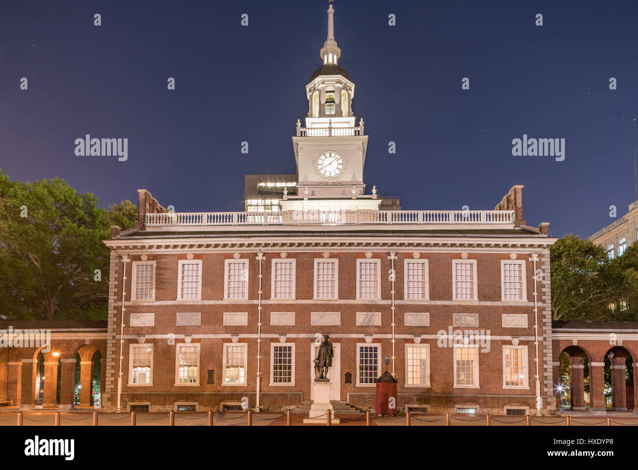 Independence Hall di notte nell'Independence National Historic Park, Philadelphia, Pennsylvania Foto Stock