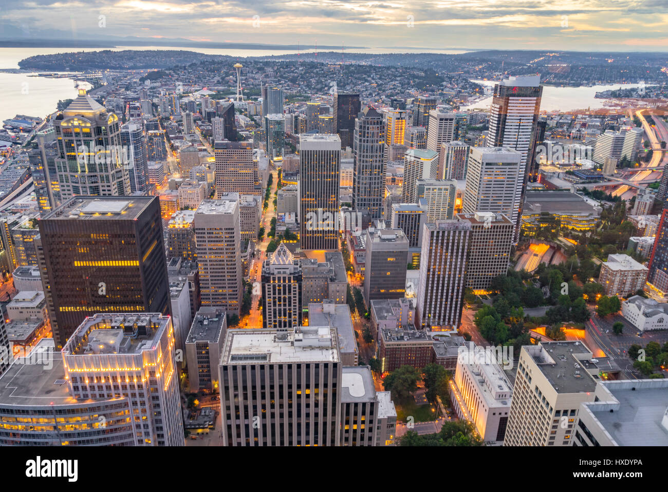 Vista aerea della città di Seattle skyline al tramonto Foto Stock