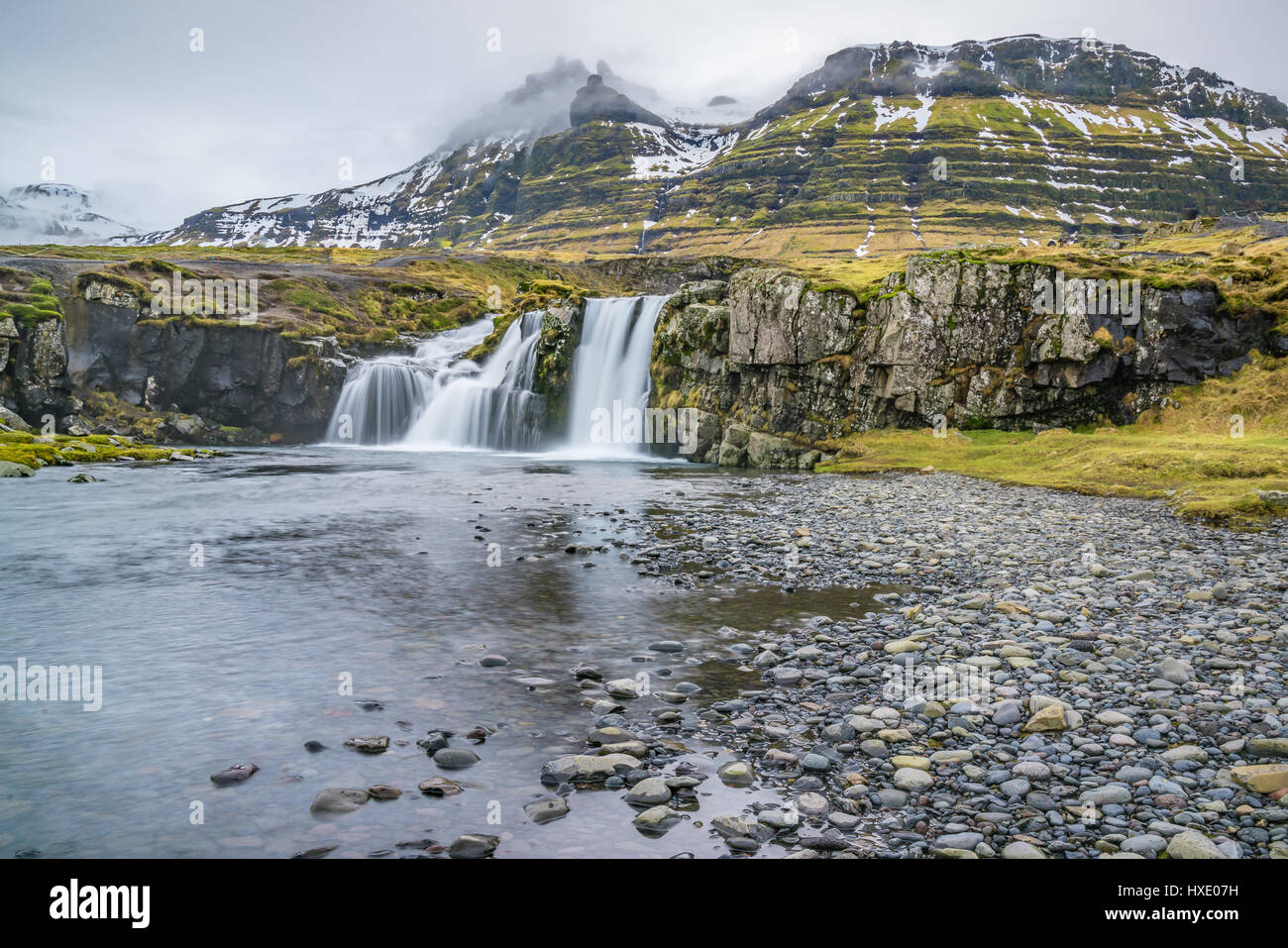 Kirkjufellsfoss è uno dei più celebri cascate lungo la penisola di Snaefellsness di Islanda Foto Stock