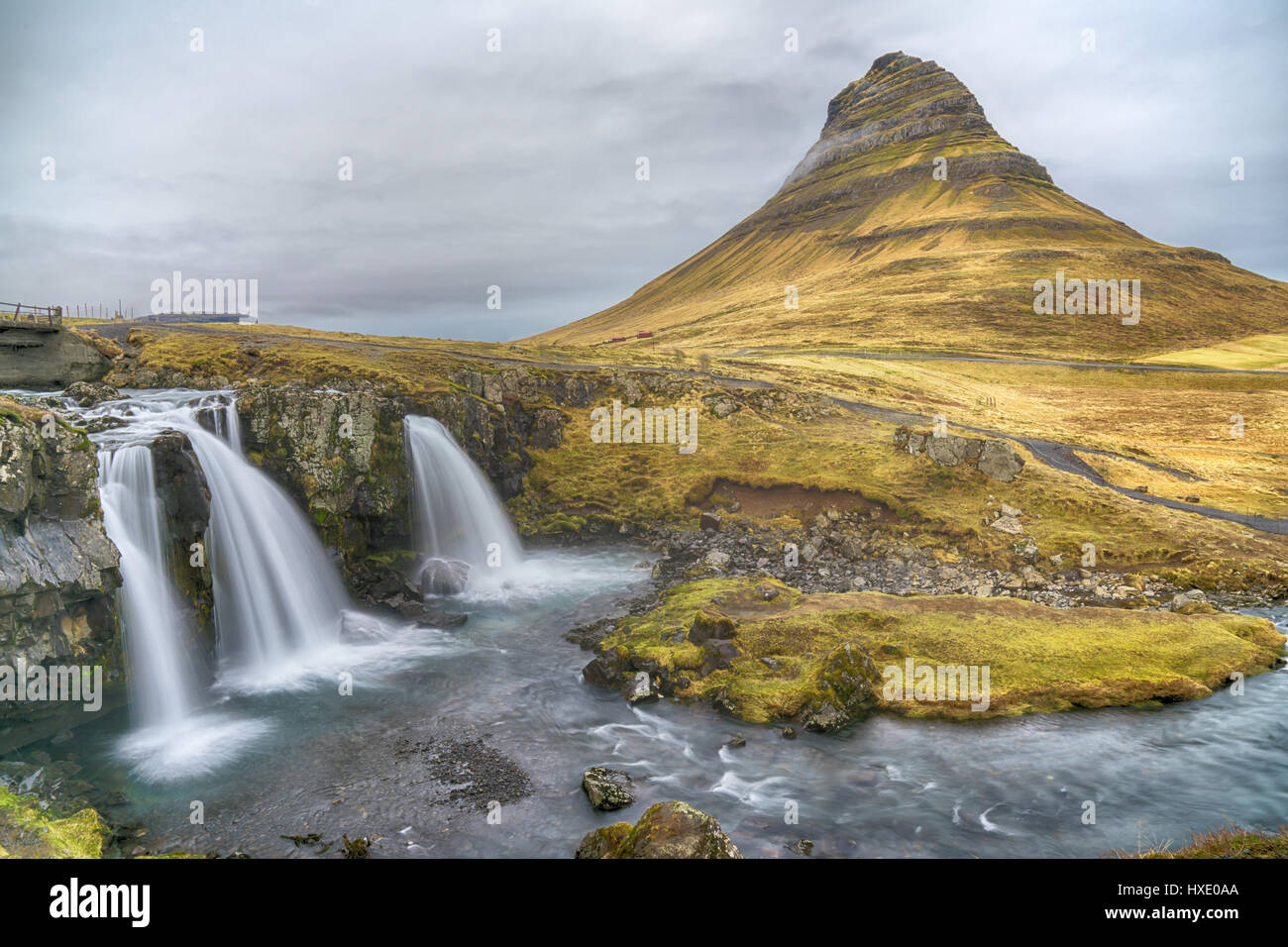 Kirkjufellsfoss è uno dei più celebri cascate lungo la penisola di Snaefellsness di Islanda Foto Stock