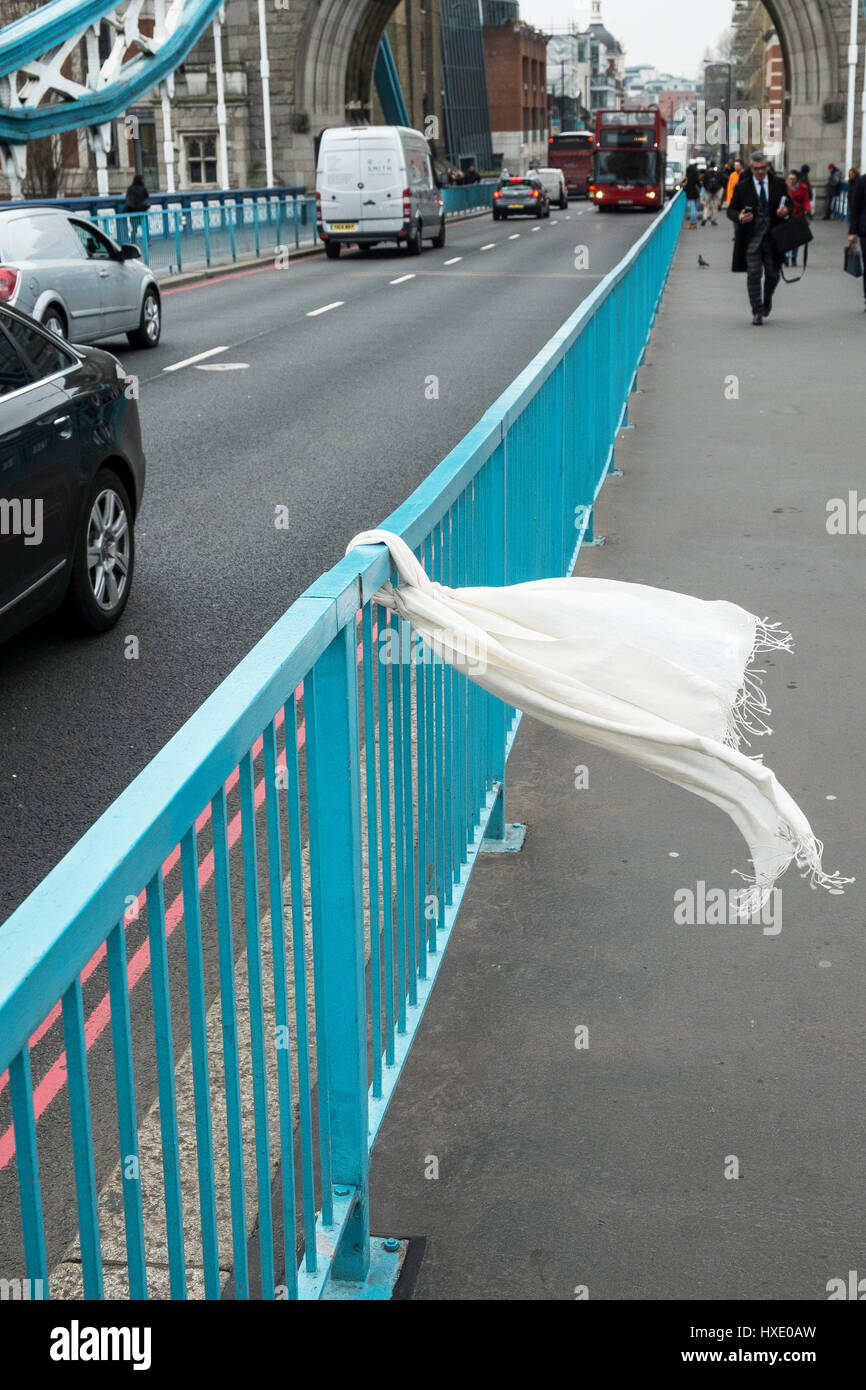 Sciarpa ringhiera legato il Tower Bridge di Londra triste Poignant; Oggetti smarriti Foto Stock
