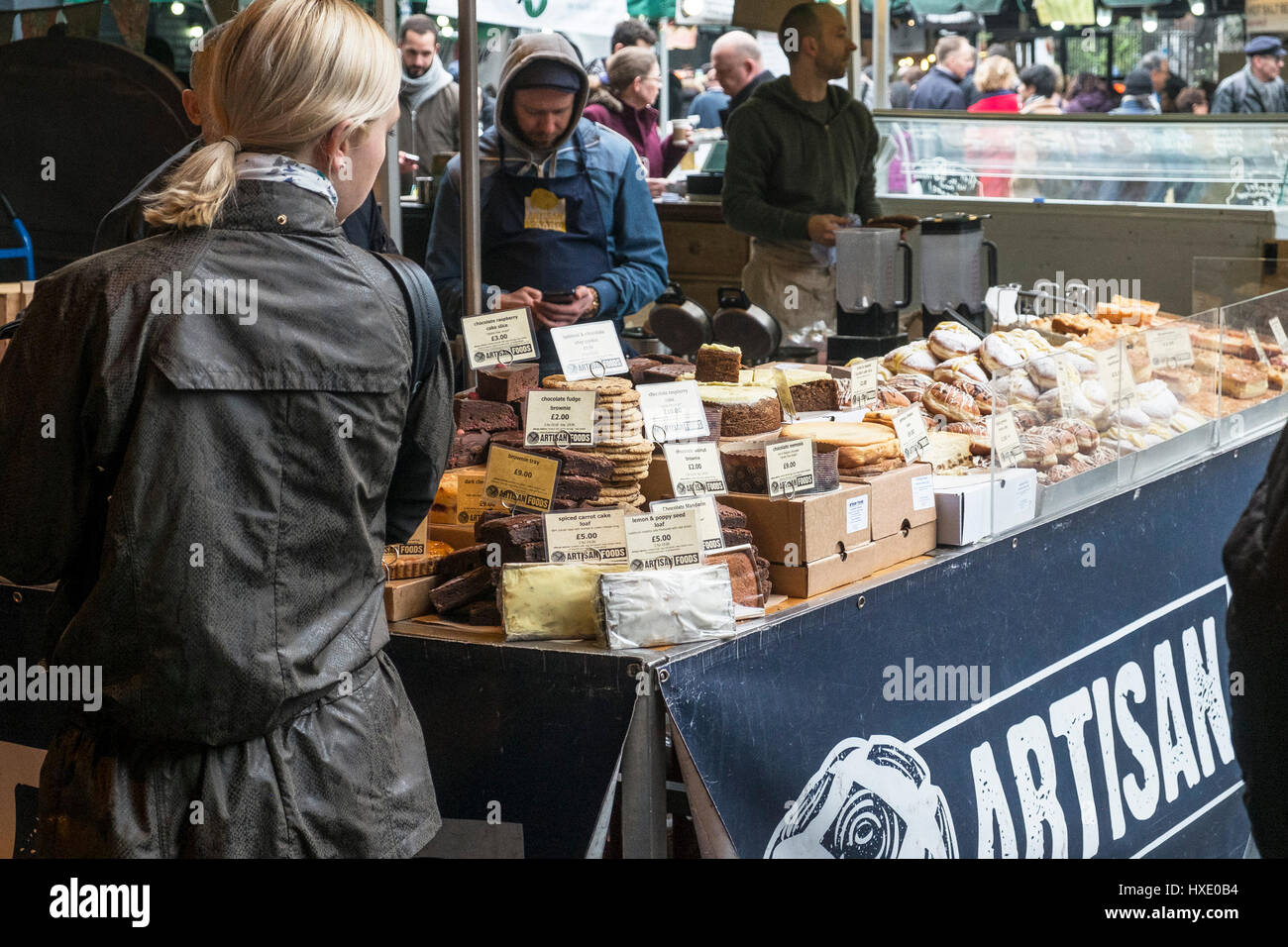 Borough Market Display artigiani di stallo torte acquirenti alimentari; Shopping Foto Stock