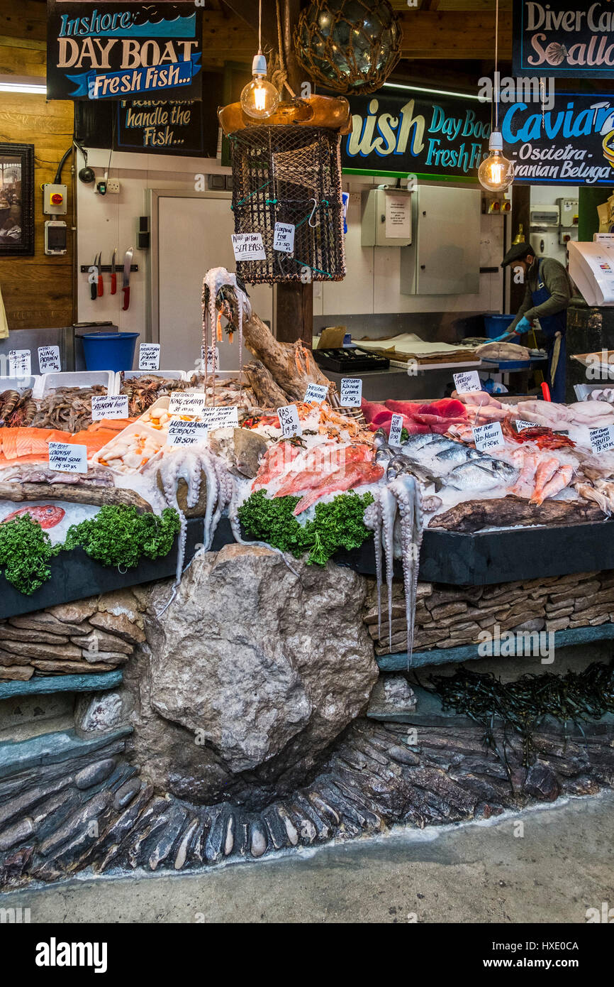 Borough Market interno pescivendolo Display di stallo pesce varietà di scelta Indicazioni prezzi di Londra Turismo Foto Stock