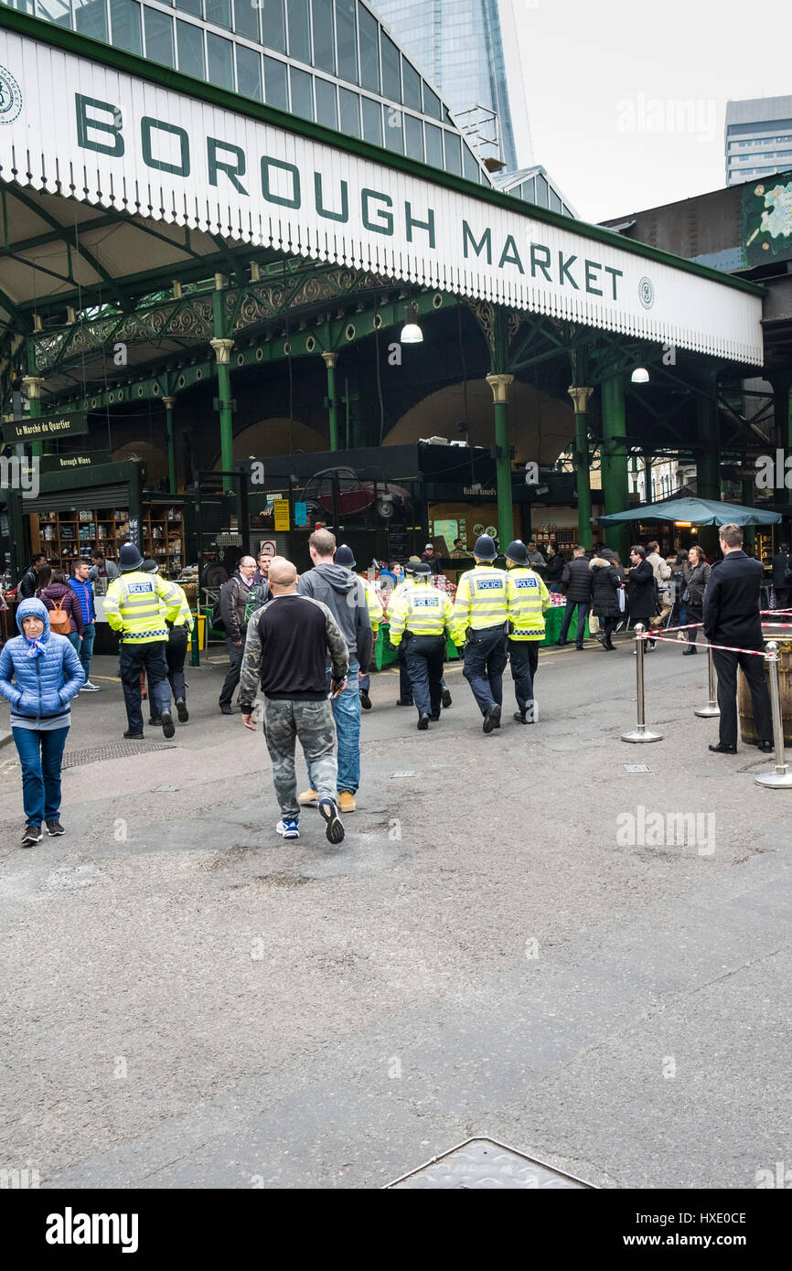 Borough Market persone Metropolitan poliziotti turisti attrazione turistica Shoppers Protezione Londra Foto Stock