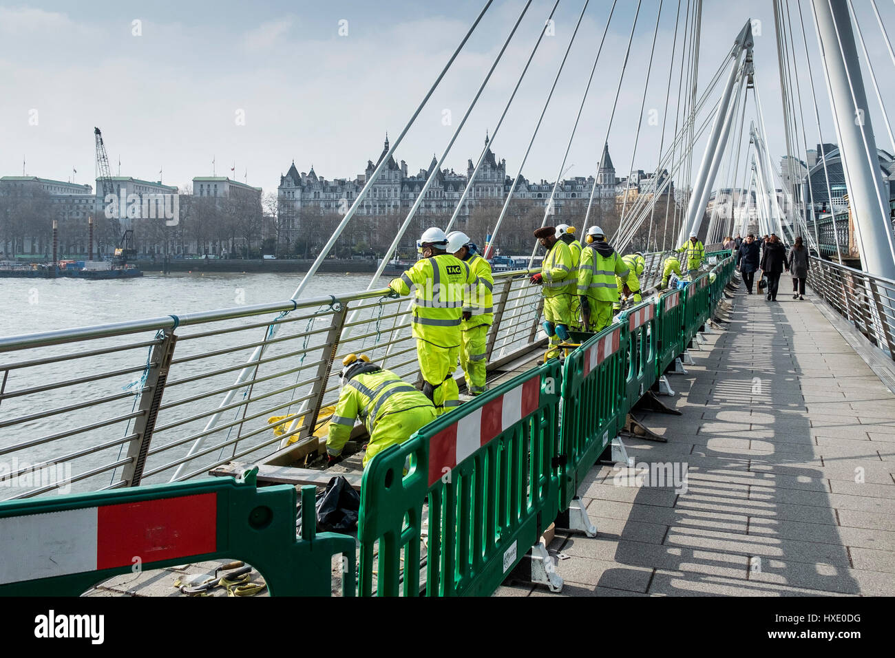 Il Golden Jubilee Bridge Costruzione dei Lavoratori manutenzione Riparazione Thames di Fiume che attraversa Londra Foto Stock