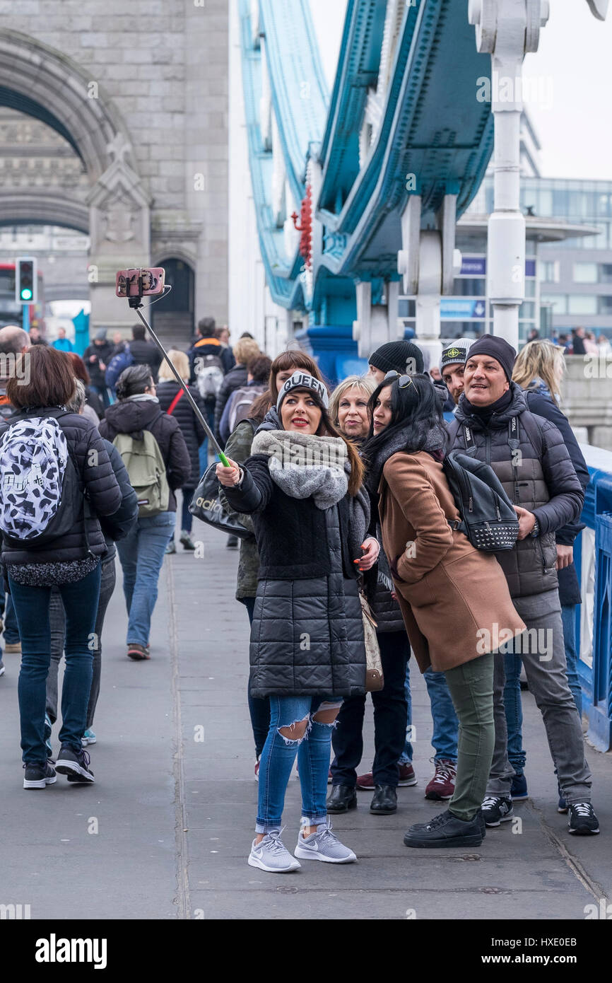 I turisti amici in posa Fotografia Selfie Stick il Tower Bridge di Londra Foto Stock